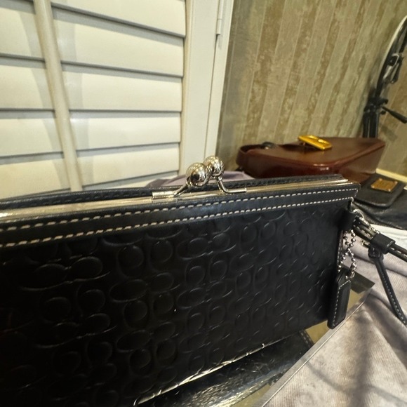 Coach framed kiss lock wristlet Elegant Black Embossed Women's Clutch - Picture 5 of 7